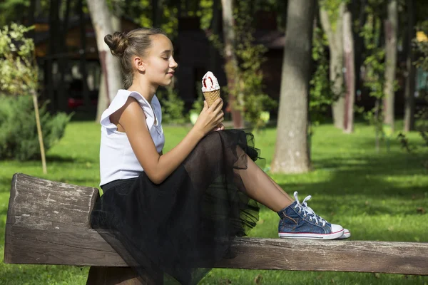 Ragazza mangiare gelato — Foto Stock