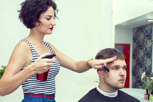 Young man at the hairdresser — Stock Photo, Image