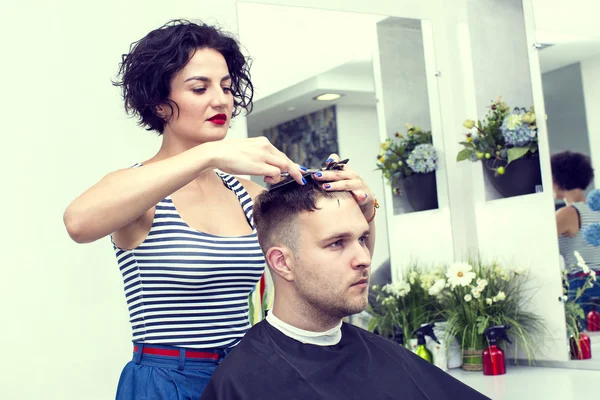 Ung man på frisören — Stockfoto