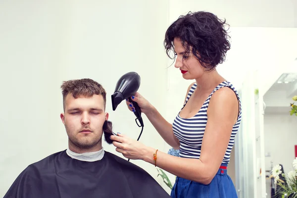 Молодой человек в парикмахерской — стоковое фото