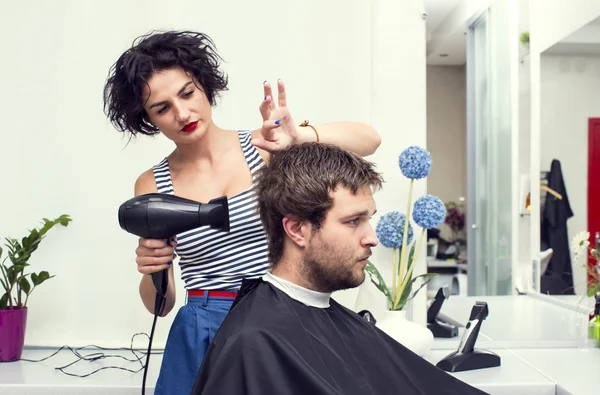 Jonge man bij de kapper — Stockfoto