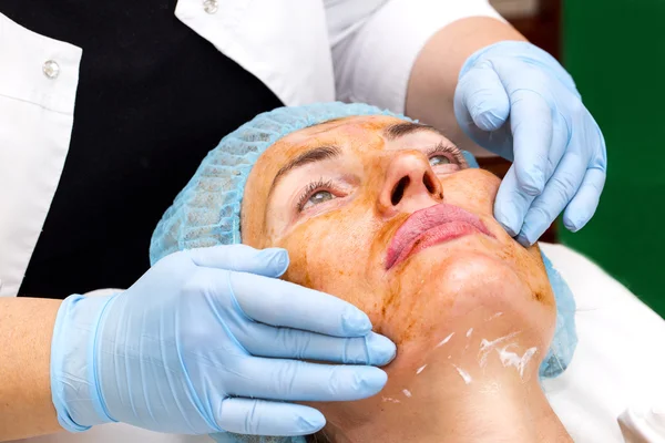 按摩和面部护理的过程 — 图库照片