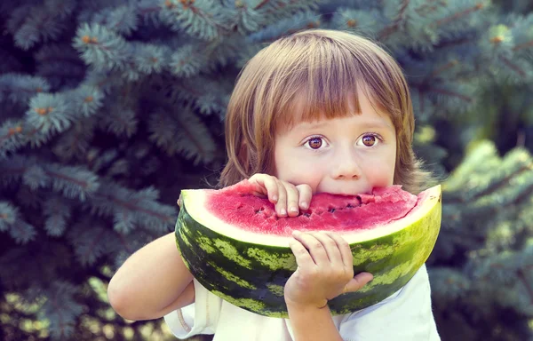 Junge isst Wassermelone — Stockfoto