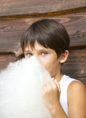 Pamuk helva yiyen çocuk