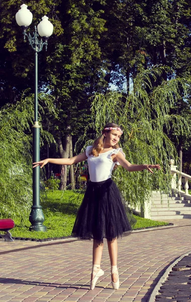 Chica se dedica a un ballet —  Fotos de Stock