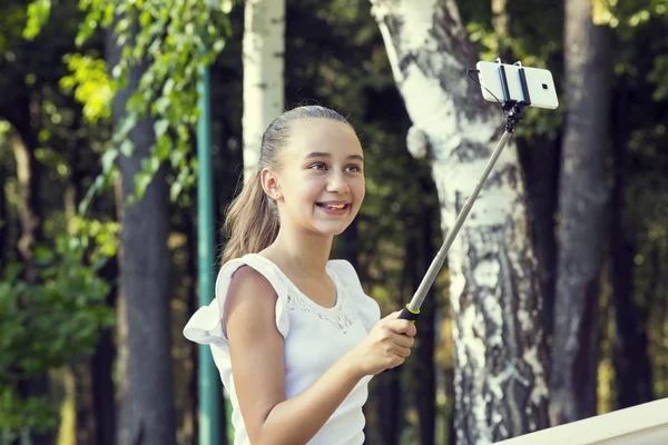 Mädchen beim Selfie-Telefonieren — Stockfoto