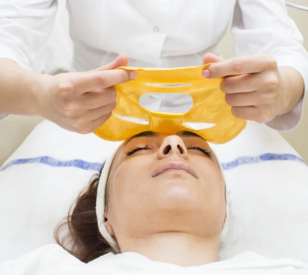 Processo de massagem e tratamentos faciais — Fotografia de Stock