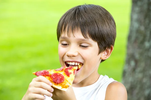 Boy eating pizza — Stock Photo, Image