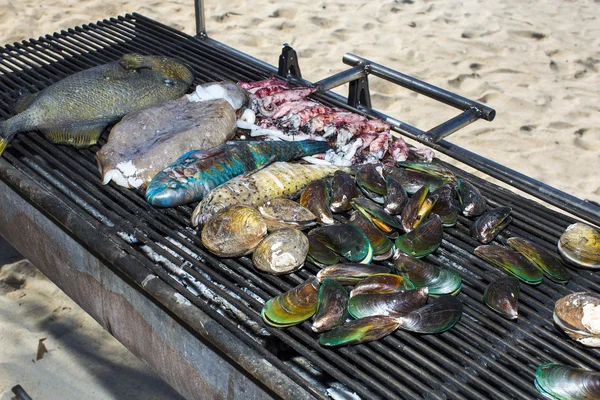 Főzés a grill a tenger gyümölcsei — Stock Fotó