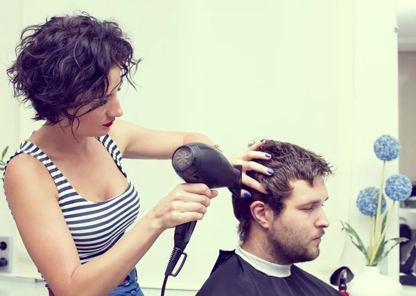 Young man at the hairdresser — Stock Photo, Image