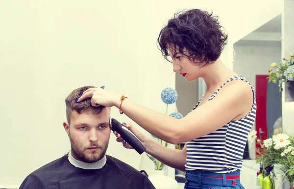 Joven en la peluquería —  Fotos de Stock