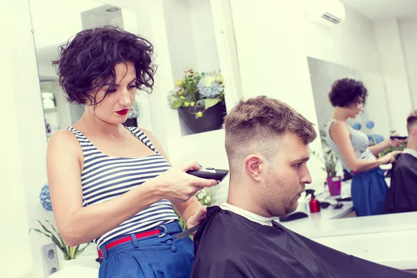 Young man at the hairdresser — Stock Photo, Image