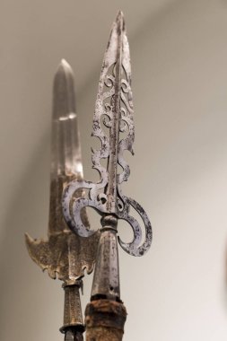 MÜZİK, Almanya - 27 Kasım 2018: Münih 'teki Bavyera Ulusal Müzesi' nde sunulan ortaçağ zırhı ve şövalyeleri sergisi.