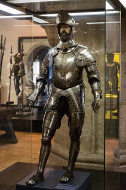 MÜZİK, Almanya - 27 Kasım 2018: Münih 'teki Bavyera Ulusal Müzesi' nde sunulan ortaçağ zırhı ve şövalyeleri sergisi.