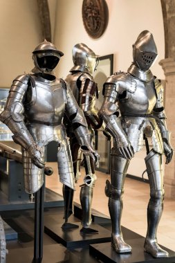 MÜZİK, Almanya - 27 Kasım 2018: Münih 'teki Bavyera Ulusal Müzesi' nde sunulan ortaçağ zırhı ve şövalyeleri sergisi.