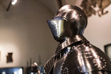 MÜZİK, Almanya - 27 Kasım 2018: Münih 'teki Bavyera Ulusal Müzesi' nde sunulan ortaçağ zırhı ve şövalyeleri sergisi.