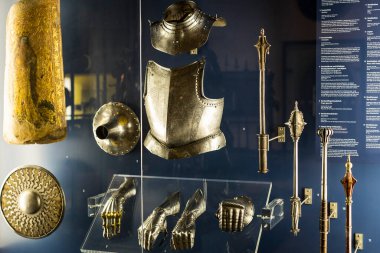 MÜZİK, Almanya - 27 Kasım 2018: Münih 'teki Bavyera Ulusal Müzesi' nde sunulan ortaçağ zırhı ve şövalyeleri sergisi.