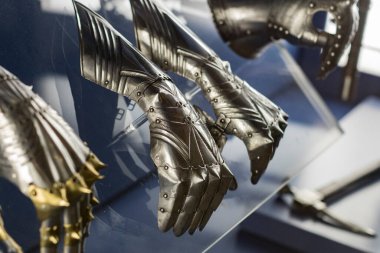 MÜZİK, Almanya - 27 Kasım 2018: Münih 'teki Bavyera Ulusal Müzesi' nde sunulan ortaçağ zırhı ve şövalyeleri sergisi.