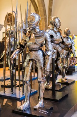 MÜZİK, Almanya - 27 Kasım 2018: Münih 'teki Bavyera Ulusal Müzesi' nde sunulan ortaçağ zırhı ve şövalyeleri sergisi.