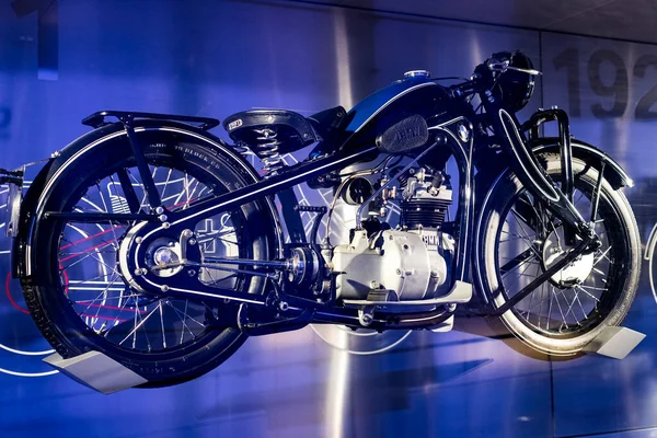 ミュンヘン ドイツ 2018 展示会と自動車とオートバイ Bmw 博物館での伝説的なモデルの展示会の成果 — ストック写真