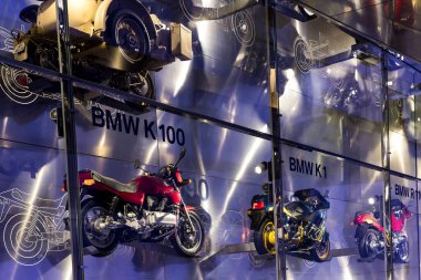 Münih, Almanya - 24 Kasım 2018: Sergi ve başarıları otomobil ve motosiklet Bmw Müzesi'nde efsanevi modellerinin ve sergiler. 