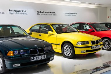 Münih, Almanya - 24 Kasım 2018: Sergi ve başarıları otomobil ve motosiklet Bmw Müzesi'nde efsanevi modellerinin ve sergiler. 