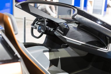 Münih, Almanya - 24 Kasım 2018: Sergi ve başarıları otomobil ve motosiklet Bmw Müzesi'nde efsanevi modellerinin ve sergiler. 