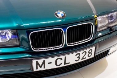 Münih, Almanya - 24 Kasım 2018: Sergi ve başarıları otomobil ve motosiklet Bmw Müzesi'nde efsanevi modellerinin ve sergiler. 