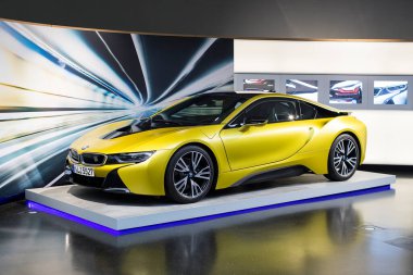 Münih, Almanya - 24 Kasım 2018: Sergi ve başarıları otomobil ve motosiklet Bmw Müzesi'nde efsanevi modellerinin ve sergiler. 