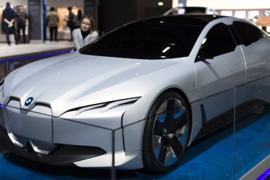 Münih, Almanya - 24 Kasım 2018: Sergi ve başarıları otomobil ve motosiklet Bmw Müzesi'nde efsanevi modellerinin ve sergiler. 