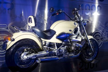 Münih, Almanya - 24 Kasım 2018: Sergi ve başarıları otomobil ve motosiklet Bmw Müzesi'nde efsanevi modellerinin ve sergiler. 