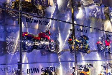 Münih, Almanya - 24 Kasım 2018: Sergi ve başarıları otomobil ve motosiklet Bmw Müzesi'nde efsanevi modellerinin ve sergiler. 