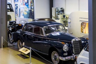 Münih 'te Ulaşım Müzesi, 26 Kasım 2018, Münih. Retro ulaşım ve aksesuar koleksiyonu ülkenin bir mirası..