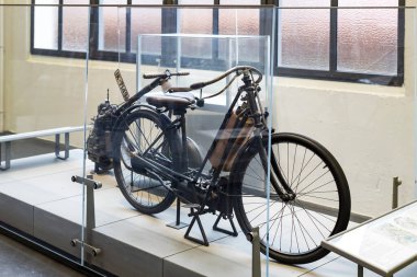 Münih 'te Ulaşım Müzesi, 26 Kasım 2018, Münih. Retro ulaşım ve aksesuar koleksiyonu ülkenin bir mirası..