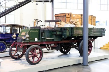 Münih, Almanya - 26 Kasım 2018: topluluğu tarihsel olarak bilinen ve Münih ulaşım Müzesi (Deutsches Museum Verkehrszentrum Araçlar). 