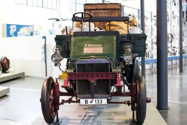 Münih, Almanya - 26 Kasım 2018: topluluğu tarihsel olarak bilinen ve Münih ulaşım Müzesi (Deutsches Museum Verkehrszentrum Araçlar). 