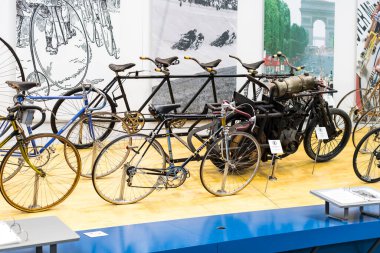 Münih 'te Ulaşım Müzesi, 26 Kasım 2018, Münih. Retro ulaşım ve aksesuar koleksiyonu ülkenin bir mirası..