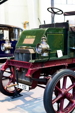 Münih 'te Ulaşım Müzesi, 26 Kasım 2018, Münih. Retro ulaşım ve aksesuar koleksiyonu ülkenin bir mirası..