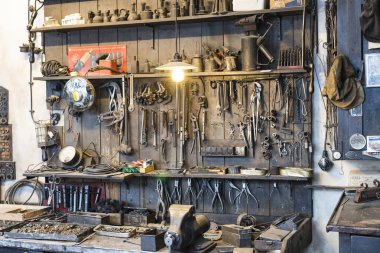 Münih 'te Ulaşım Müzesi, 26 Kasım 2018, Münih. Retro ulaşım ve aksesuar koleksiyonu ülkenin bir mirası..