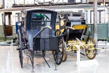 Münih 'te Ulaşım Müzesi, 26 Kasım 2018, Münih. Retro ulaşım ve aksesuar koleksiyonu ülkenin bir mirası..