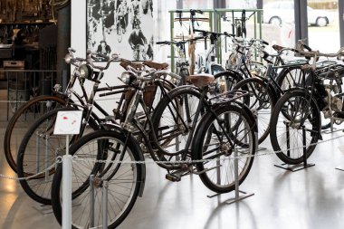 Münih 'te Ulaşım Müzesi, 26 Kasım 2018, Münih. Retro ulaşım ve aksesuar koleksiyonu ülkenin bir mirası..