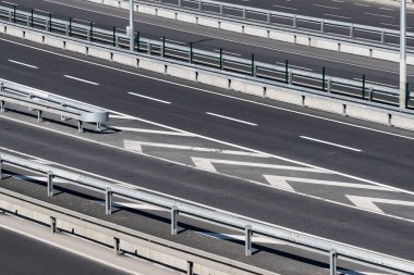 Otoyol arkaplanını arabalar için işaretlerle taşır. 