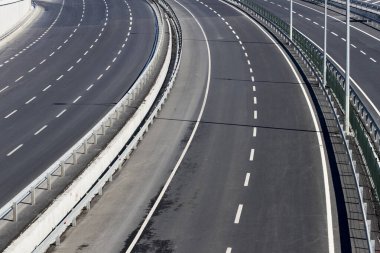 Otoyol arkaplanını arabalar için işaretlerle taşır. 