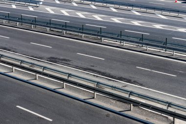 Otoyol arkaplanını arabalar için işaretlerle taşır. 