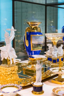 MÜZİK, GERMANY - 27, 2018: Müze ikametgahındaki Bavyera Kralları koleksiyonundan çanak çömlek ve çatal bıçak setleri (Münih Residenz)