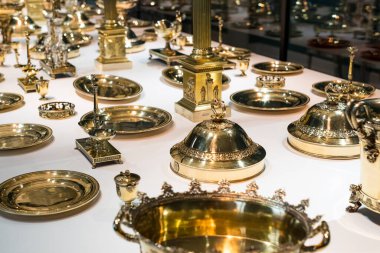 MÜZİK, GERMANY - 27, 2018: Müze ikametgahındaki Bavyera Kralları koleksiyonundan çanak çömlek ve çatal bıçak setleri (Münih Residenz)