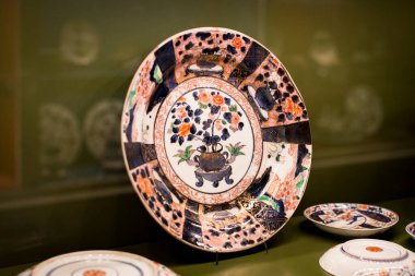 MÜZİK, GERMANY - 27, 2018: Müze ikametgahındaki Bavyera Kralları koleksiyonundan çanak çömlek ve çatal bıçak setleri (Münih Residenz)