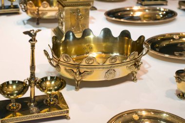 MÜZİK, GERMANY - 27, 2018: Müze ikametgahındaki Bavyera Kralları koleksiyonundan çanak çömlek ve çatal bıçak setleri (Münih Residenz)