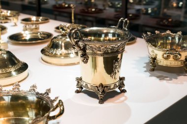 MÜZİK, GERMANY - 27, 2018: Müze ikametgahındaki Bavyera Kralları koleksiyonundan çanak çömlek ve çatal bıçak setleri (Münih Residenz)