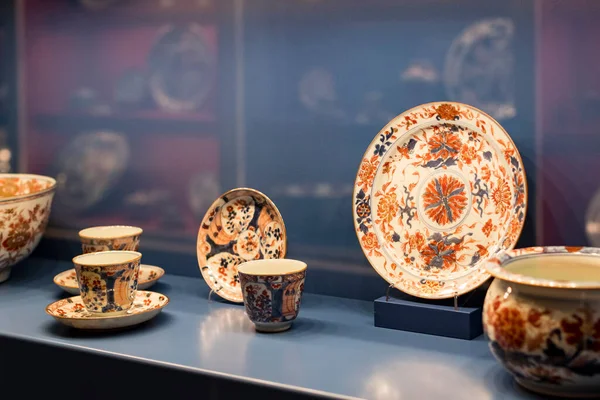 ミュンヘン ドイツ 2018年11月27日 ミュンヘン レジデンツ博物館のバイエルン王コレクションの陶器と刃物セット — ストック写真